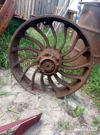 Два катка на гусеничный трактор т-4