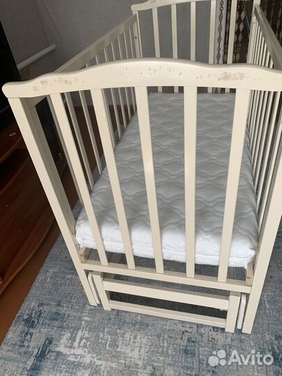 Детская кроватка с маятником