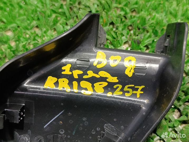 Заглушка крепления сиденья задняя правая Mitsubishi Pajero Sport