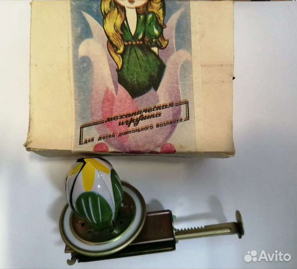 Советская Дюймовочка в кувшинке