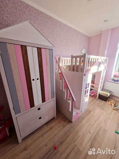 Комплект мебели в детскую комнату