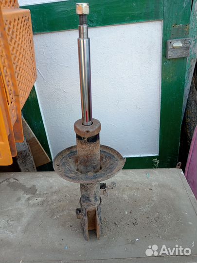 Стойка амортизатора передняя