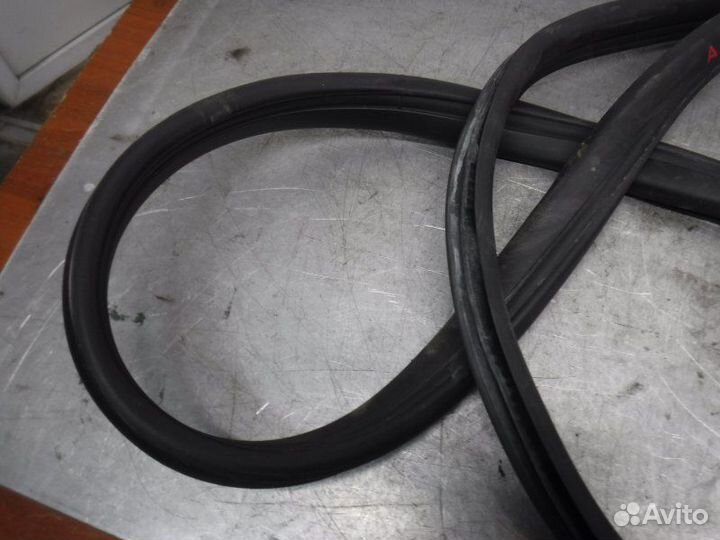 Уплотнитель двери передний левый Opel Astra H