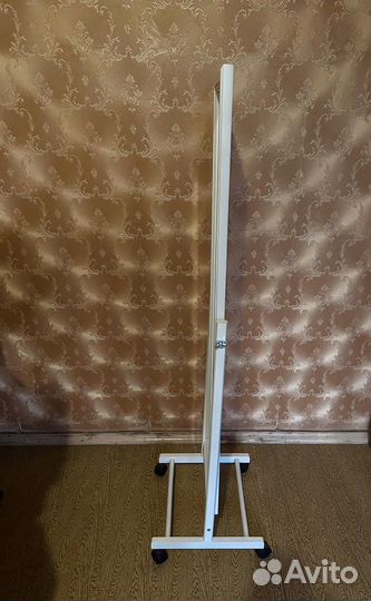 Зеркало напольное на колесах