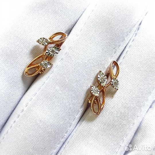 Золотые серьги с камнем