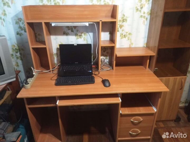 Компьютерный стол + книжный шкаф