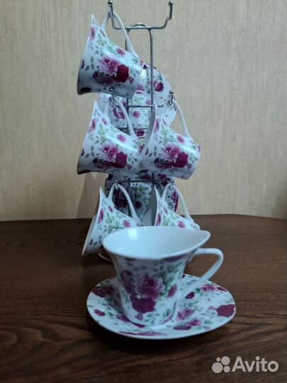 Кофейные чашки с блюдцами на подставке