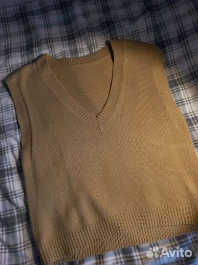Жилет вязаный