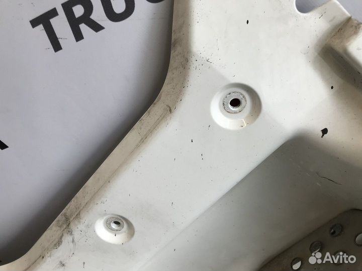 81615100758 Корпус подножек правый