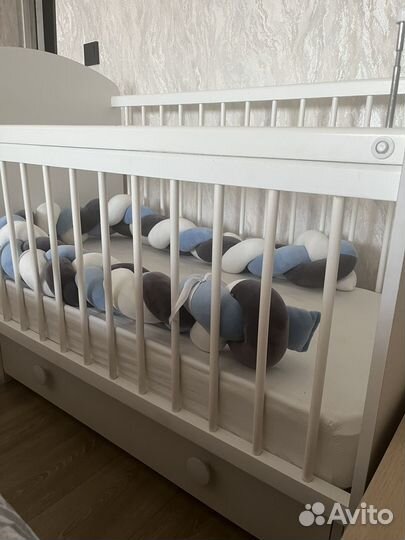 Кроватка детская с маятником и ящиком