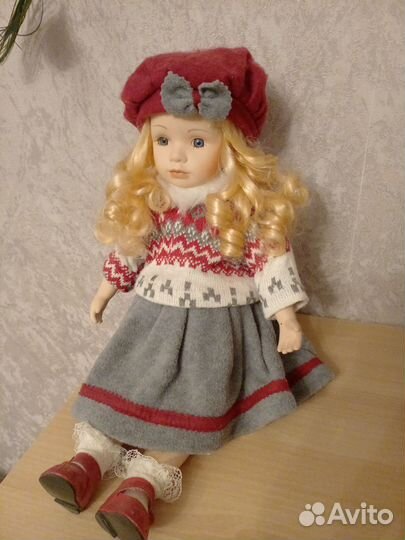 Кукла фарфоровая