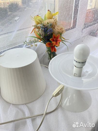 Настольная лампа IKEA белая с лампочкой