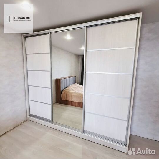 Шкаф распашной с полками