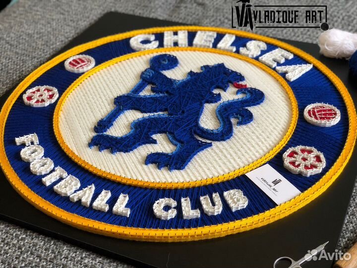 Эмблема футбольного клуба из гвоздей и нитей