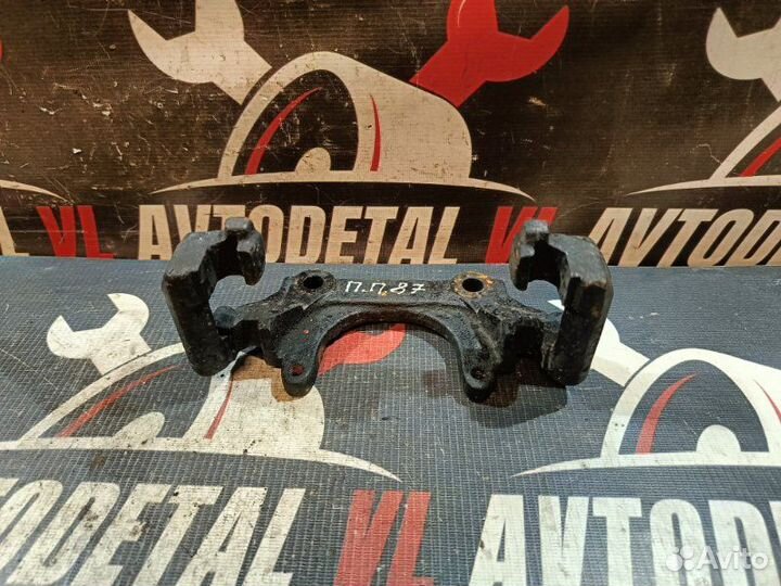 Скоба суппорта передняя правая Volkswagen Passat
