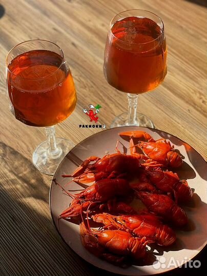 Живые и варёные дикие раки