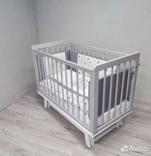 Детская кровать с маятником