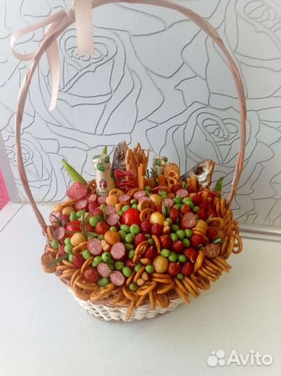 Корзина орехи, колбасы, сыр. Подарок для мужчины