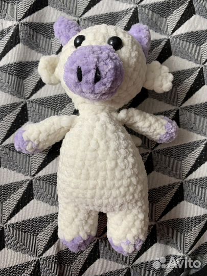 Вязаная игрушка коровка