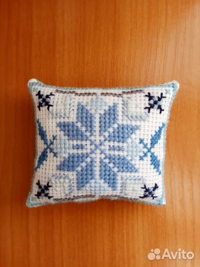 Игольница с вышивкой. Ручная работа