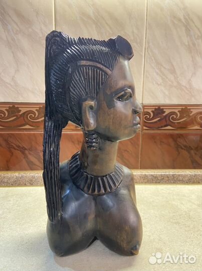 Бюст из черного дерева