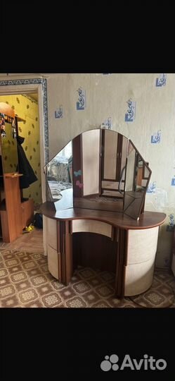 Два шкафа, кухрнный горнетур есть и низ,камод