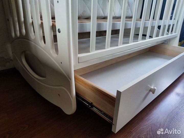 Детская кровать из бука с маятником + матрас