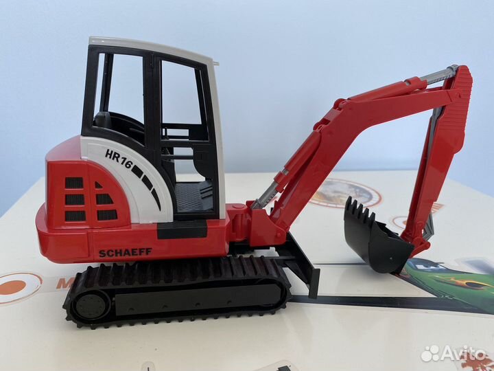 Мини экскаватор гусеничный Bruder