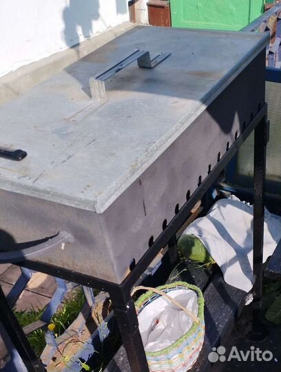 Мангал металлический с с полками на подставке