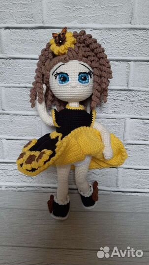 Вязаная куколка с подсолнухами