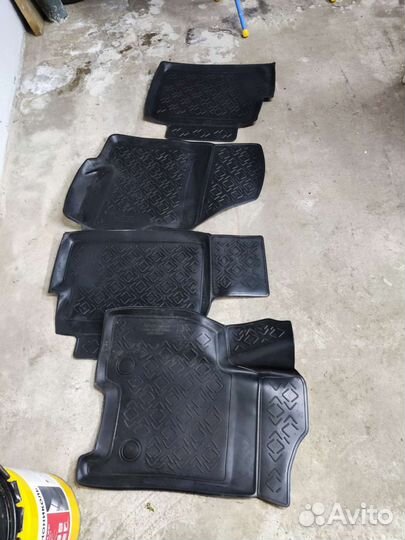 Автомобильные коврики резиновые