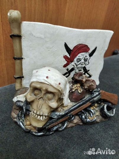 Фигурка с черепом пирата