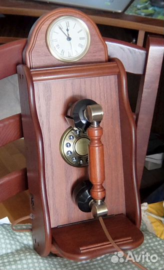 Ретро телефон с часами