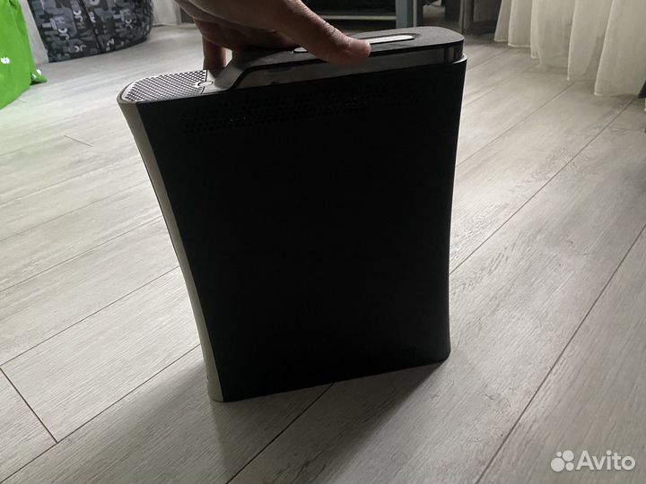 Xbox 360 с дискамии джойстиком