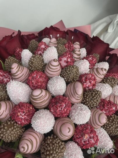 Букет клубника в шоколаде с розами Малиновый закат