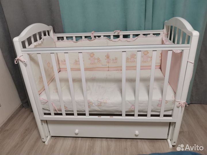 Детская кровать-маятник с ящиком из массива березы