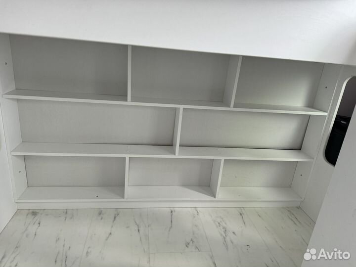 Кровать-чердак с полками