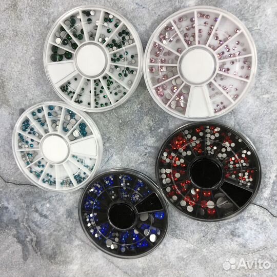 Стразы для дизайна ногтей в карусели