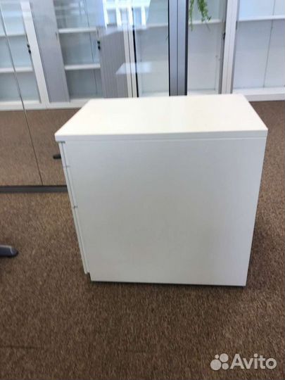 Тумбочки белые, металлические