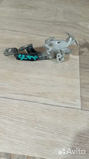 Рычажки открывания капота и лючка бака