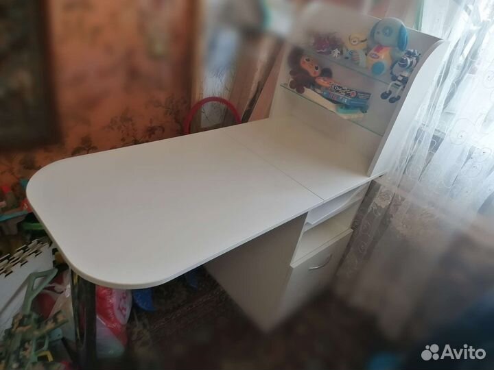 Маникюрный стол