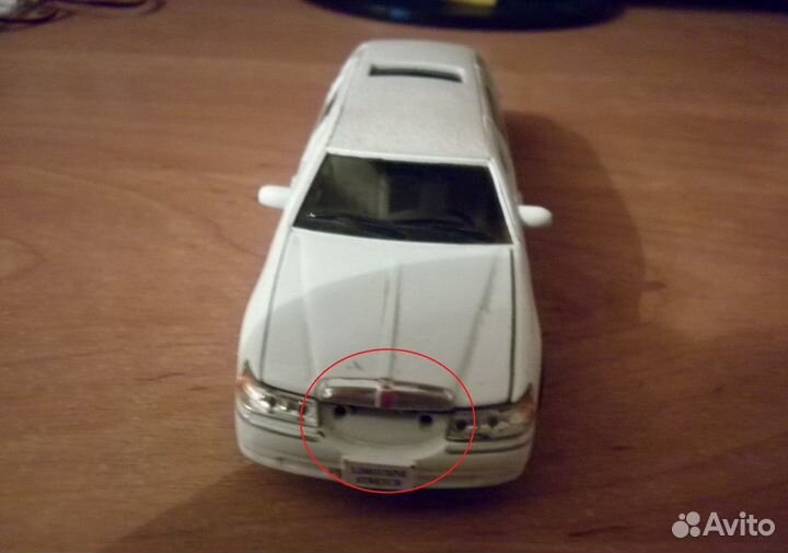 Модель 1:38 - Lincoln Town Car 