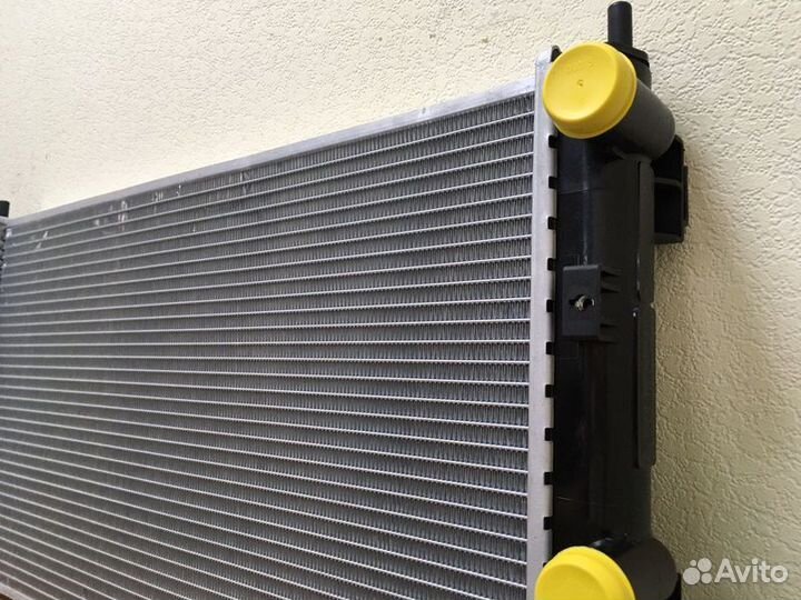 Радиатор охлаждения Крайслер Себринг II 01