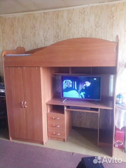 Детский уголок с кроватью, столом