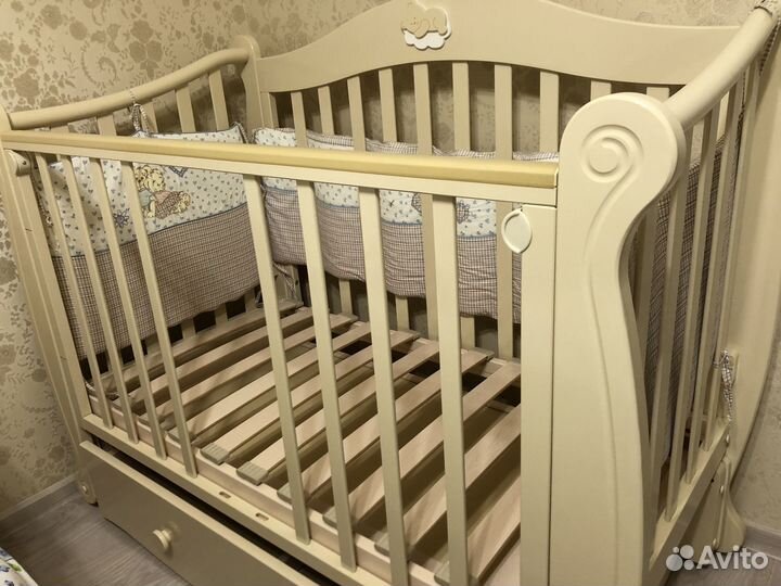 Детская кроватка с продольным маятником