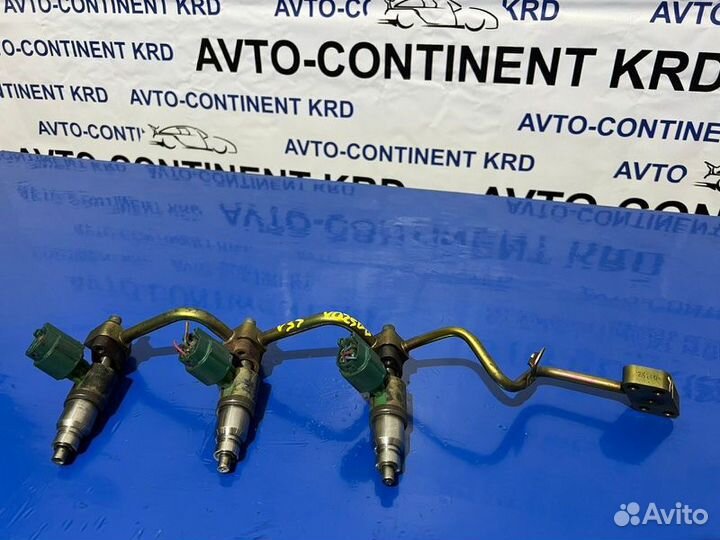 Топливная форсунка правая Nissan Skyline V35