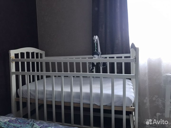 Детская кроватка с продольным маятником