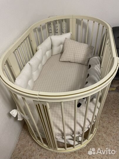 Детская кроватка с маятником