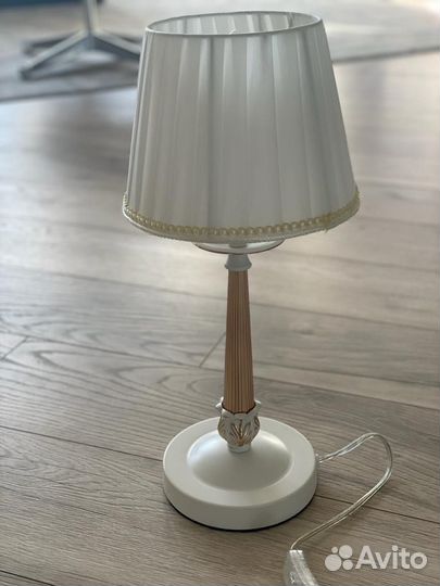 Лампа настольная и бра Лампа настольная Maytoni