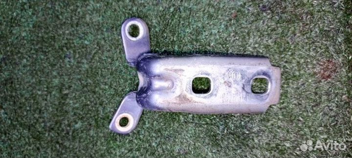 Петля двери Chevrolet Cruze хетчбек 1.6 F16D4 2014
